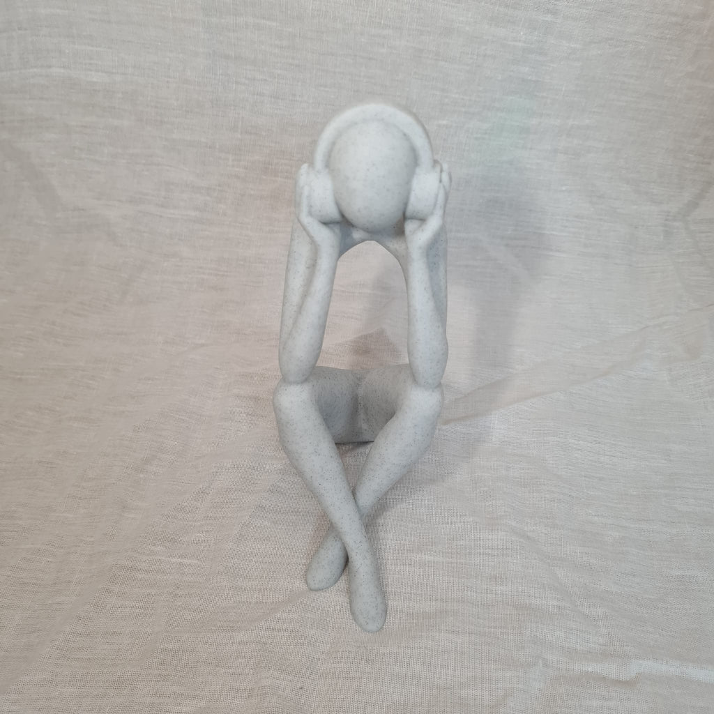 🎧 Musikhörende Steinskulptur – moderne 3D-Deko