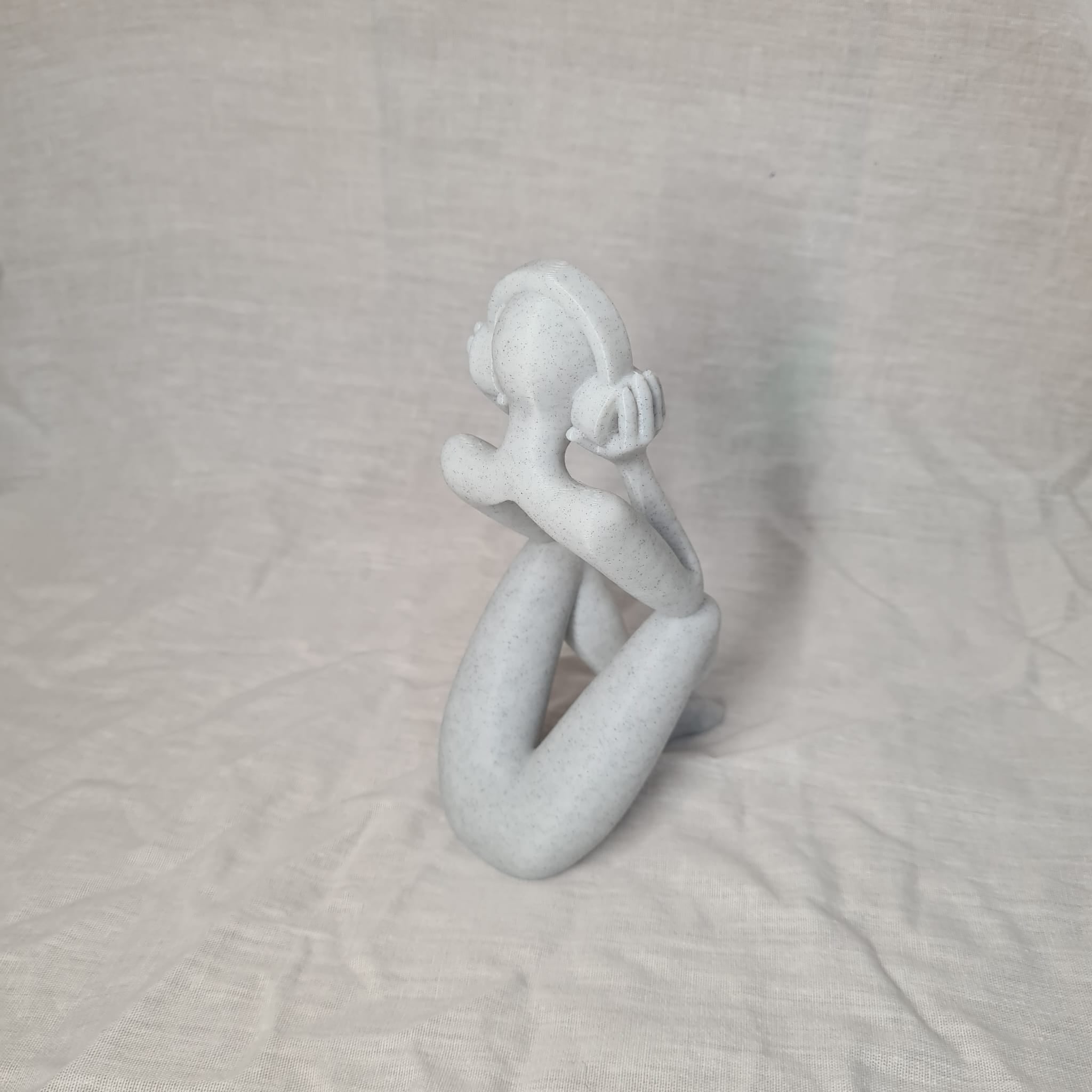 🎧 Musikhörende Steinskulptur – moderne 3D-Deko